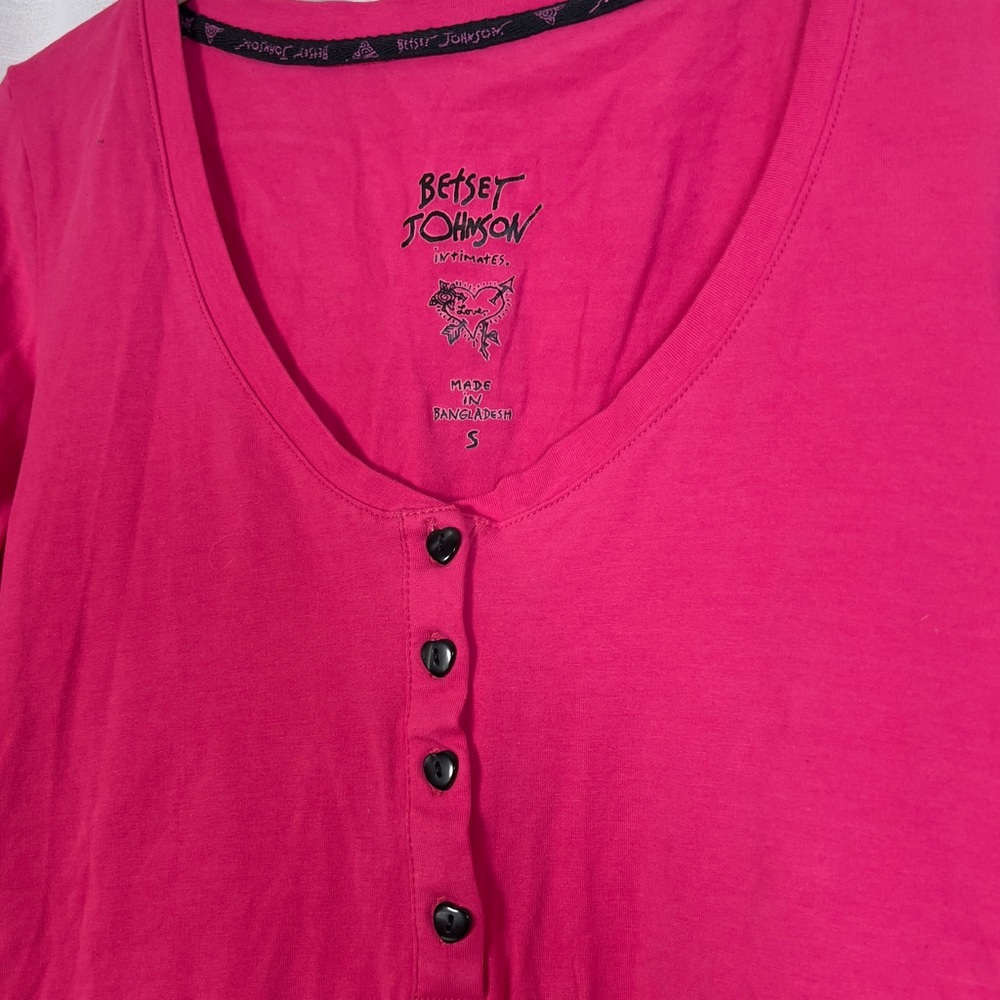 Hot pink Betsey Johnson 3/4 sleeve top ♡ - Picture 3 of 4